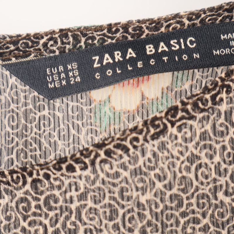 Närbild på etikett med: ZARA BASIC Collection