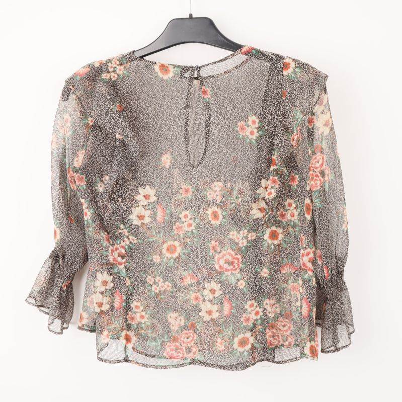 Baksidan av blommig chiffongblus