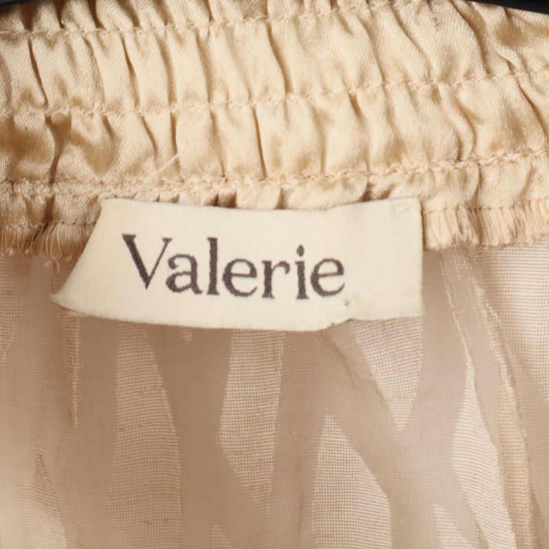 Valerie etikett insydd i blusen