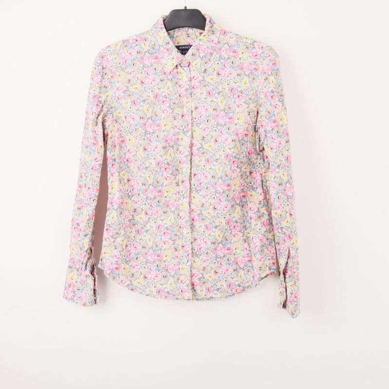 Skjorta med blommönster framifrån