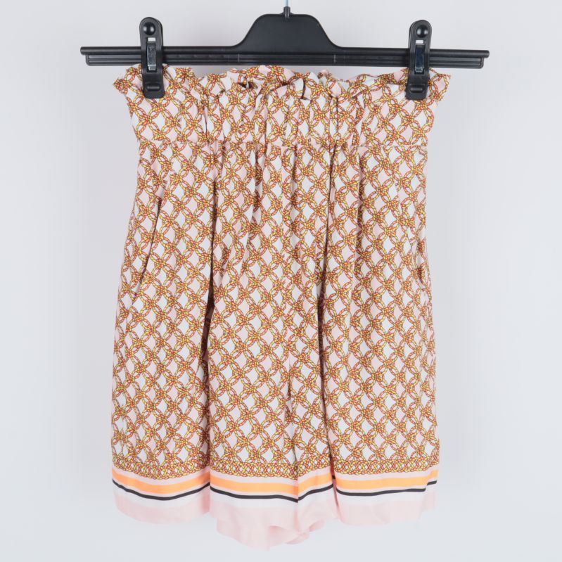 Framifrån av mönstrade shorts med resår i midjan
