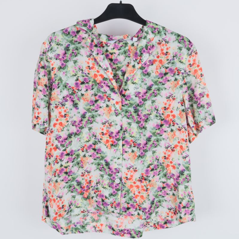Framifrån sedd blommig blus