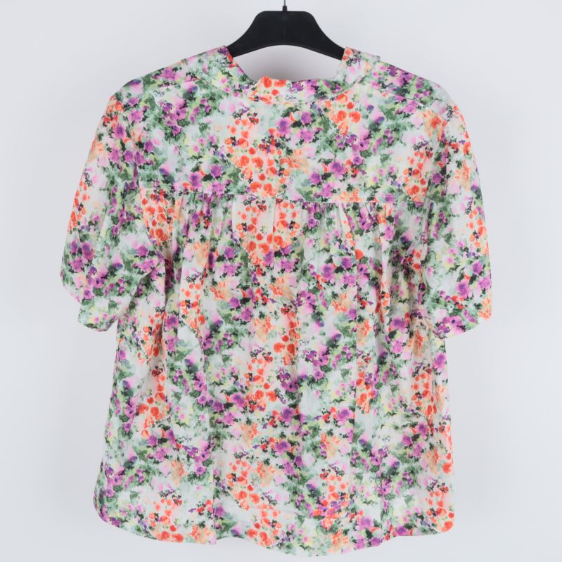 Baksidan av blommig blus