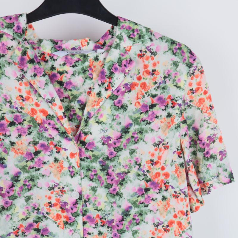 Närbild på blomdetaljer och knappar