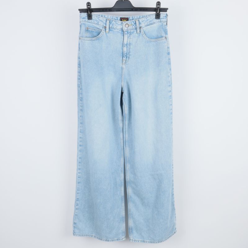 Framsidan av ljusblå jeans med knappar