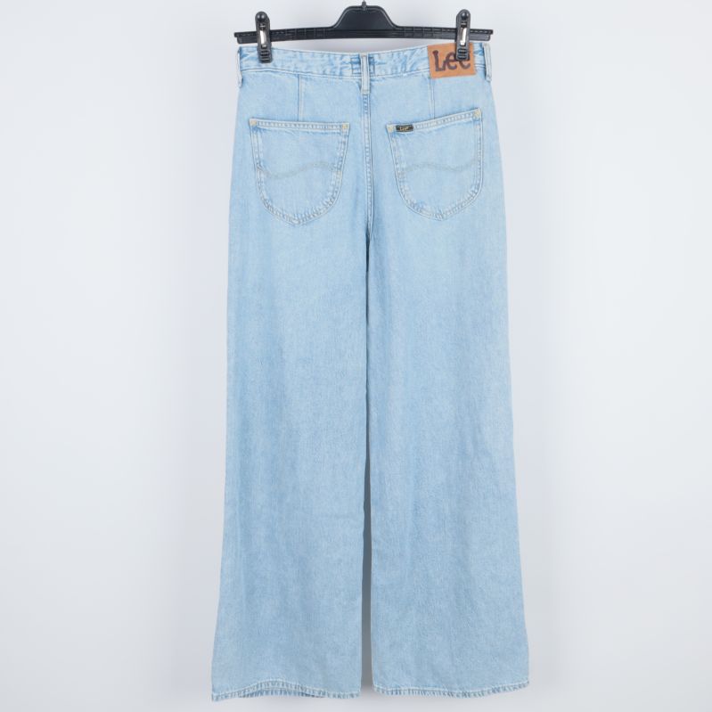 Baksidan av ljusblå jeans med bakfickor