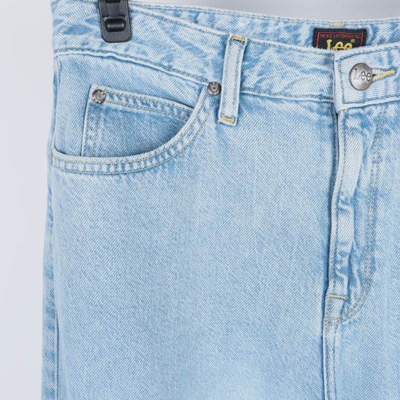 Knapp- och blixtlåskombo på jeans