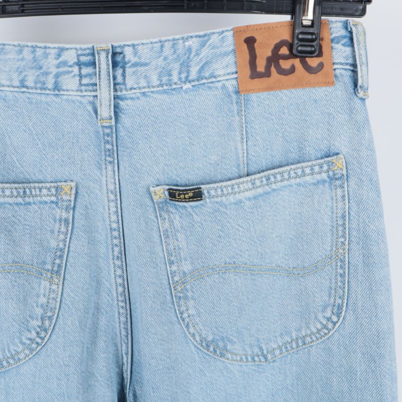 Bakre detaljer på jeans med Lee etikett