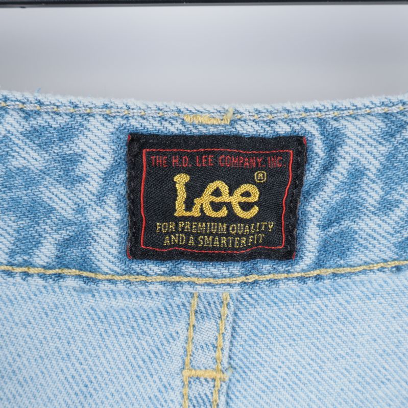 Lee märke broderad på jeans