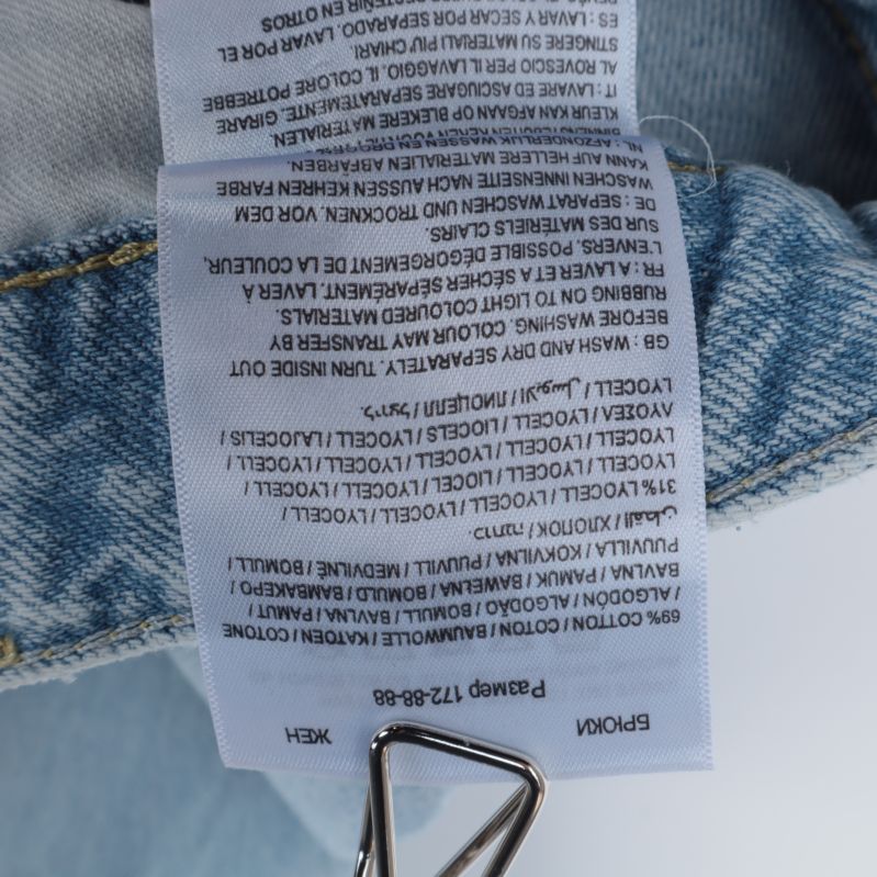 Tvätt- och materialetikett på jeans