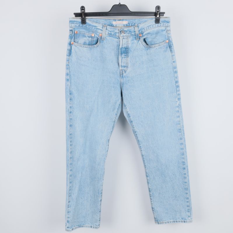 Ljusa jeans framifrån på galge