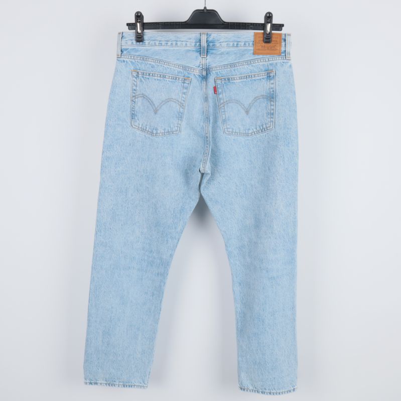 Ljusa jeans bakifrån med fickor