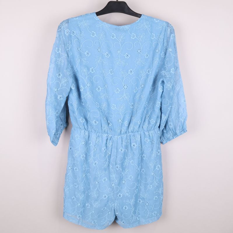 Baksidan på blå blommig byxdress