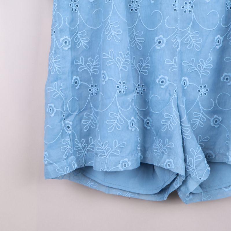Närbild på byxdressens nederdel med blommigt mönster