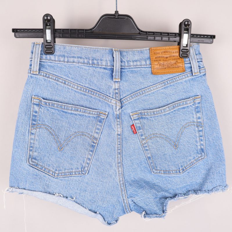 Baksidan av jeansshorts med bakfickor