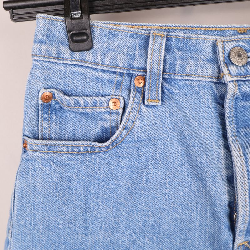 Närbild av jeansshorts fickdetaljer