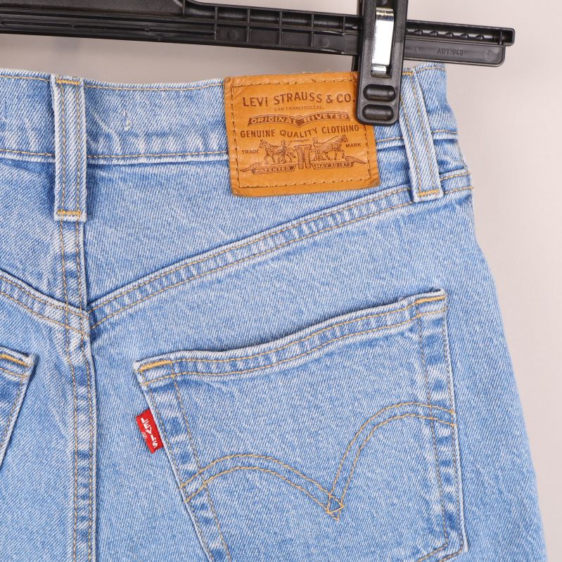 Levi Strauss & Co. etikett på baksida