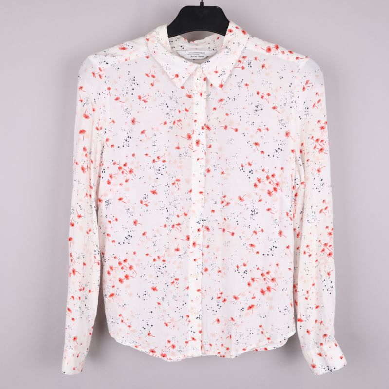 Vit blus framifrån med blommigt mönster