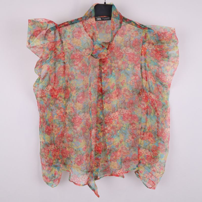 Framsida av blommig transparent blus