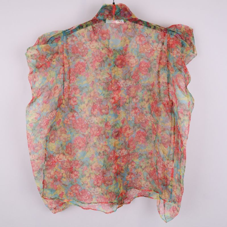 Baksida av blommig transparent blus
