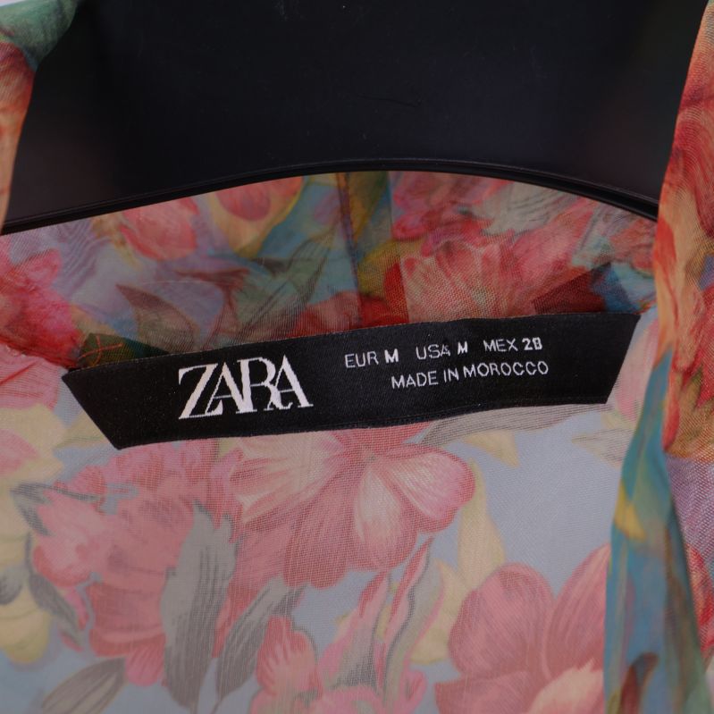 Märkesetikett från Zara i blusen