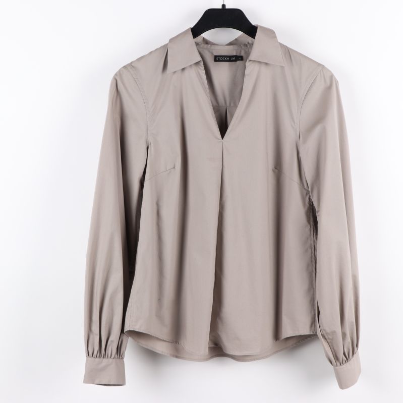Beige blus framifrån med krage