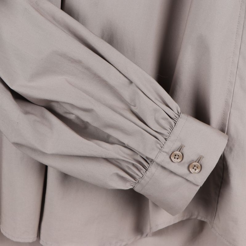 Manschett på beige blus med knappar