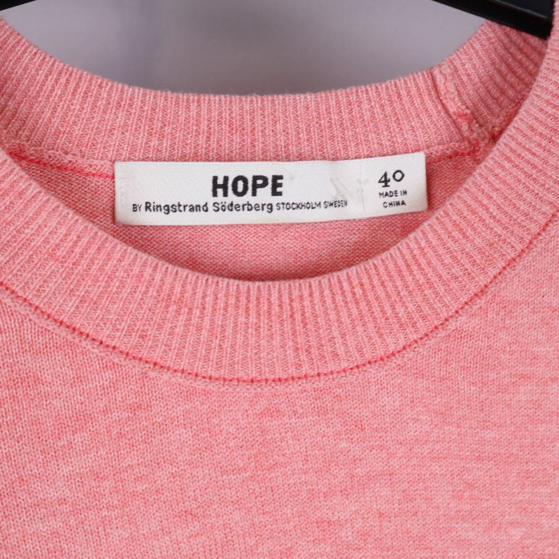 Närbild etikett HOPE cerise tröja