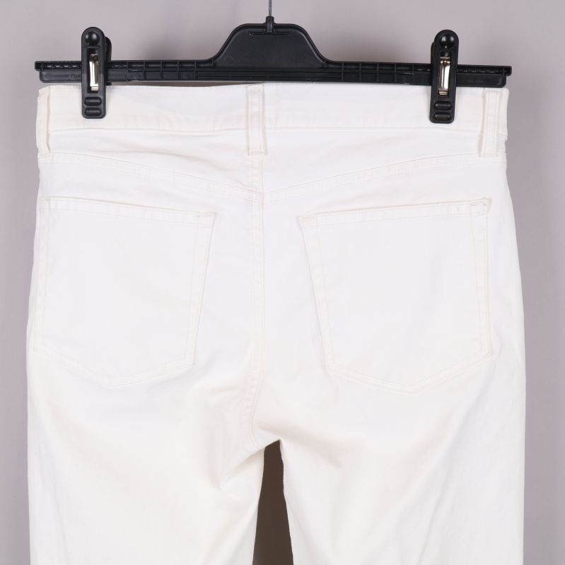 Baksidan av jeans med fickdetalj