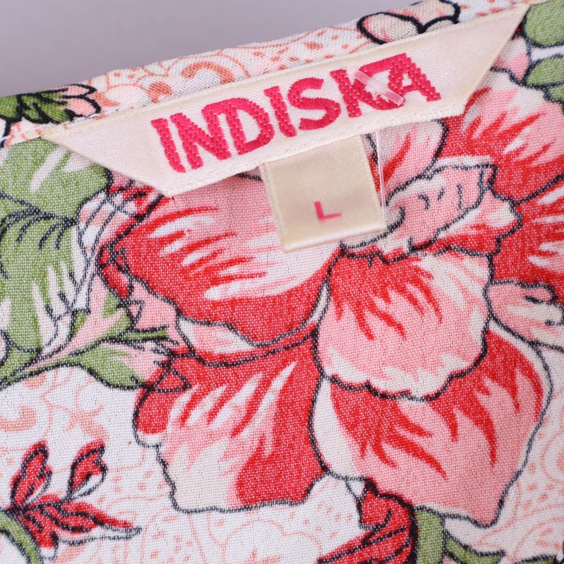 Indiska etikett på blommigt tyg