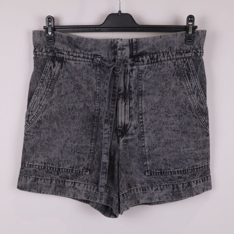 Framsidan av grå denimshorts med snöre