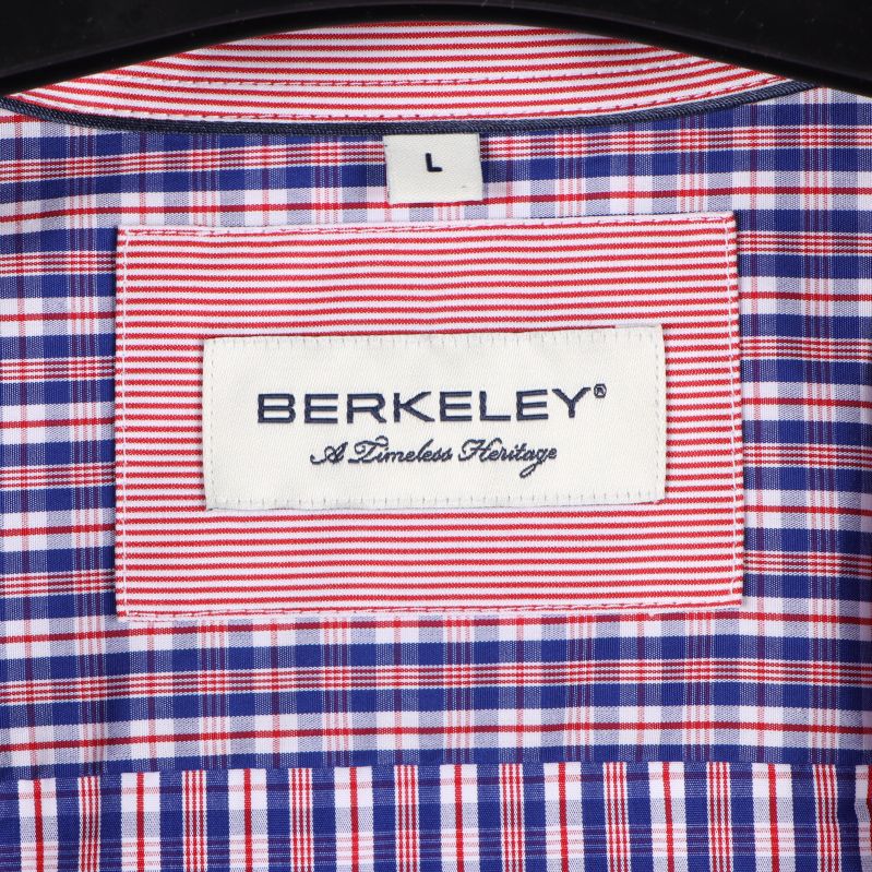 Närbild på Berkeley etiketten och storlek: L