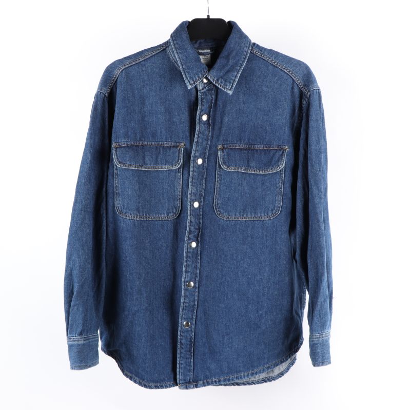 Jeansskjortan framifrån med fickor och krage