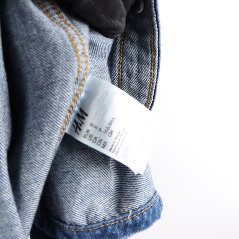 Närbild på H&M etiketten på insidan av skjortan