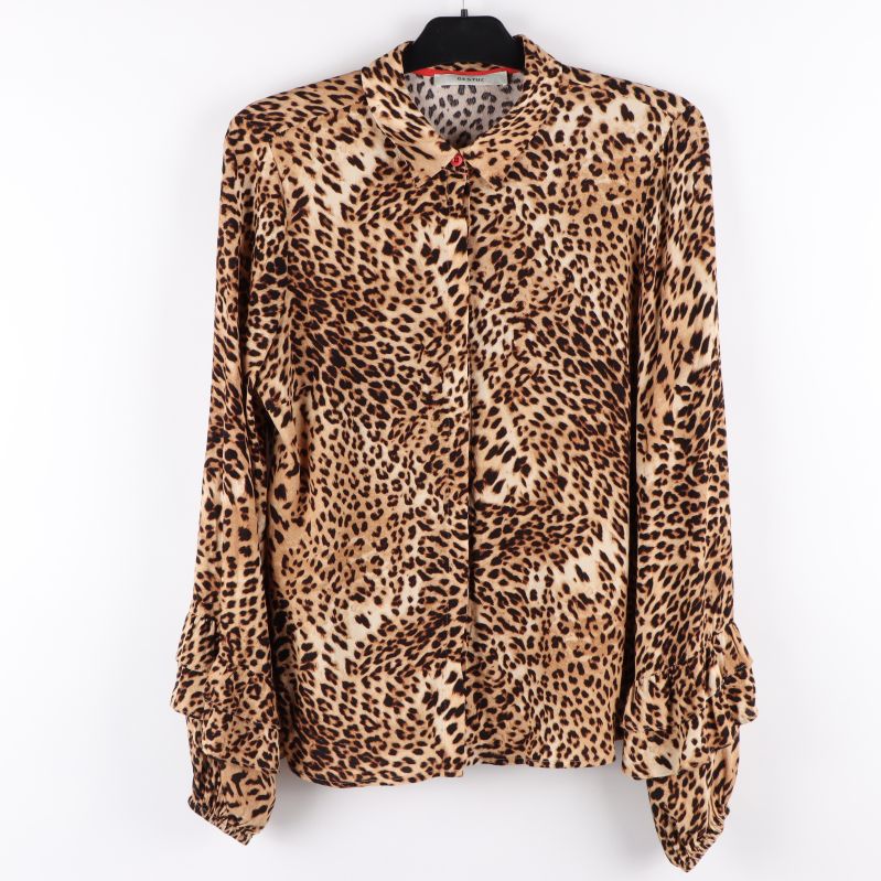 Framsidan av leopardmönstrad blus med krage