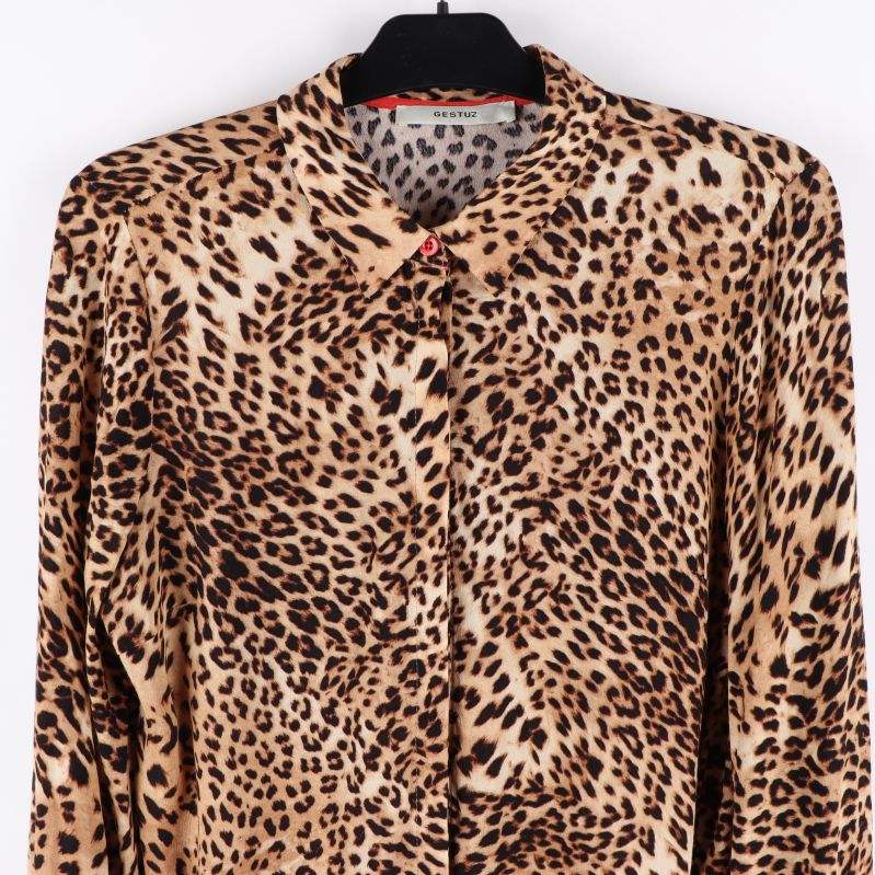 Närbild på leopardmönstrad blus med krage