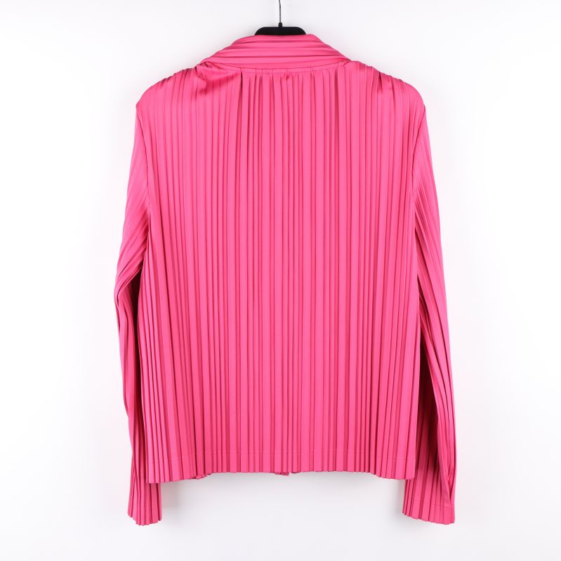 Plisserad cerise skjorta bakifrån