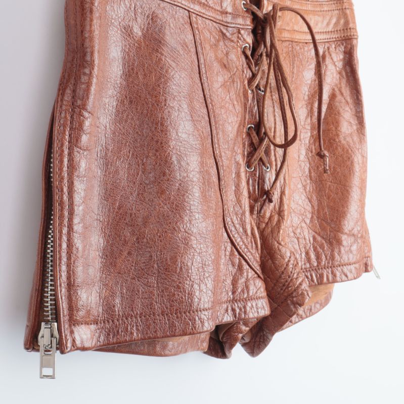 Lädershorts från sidan med blixtlås
