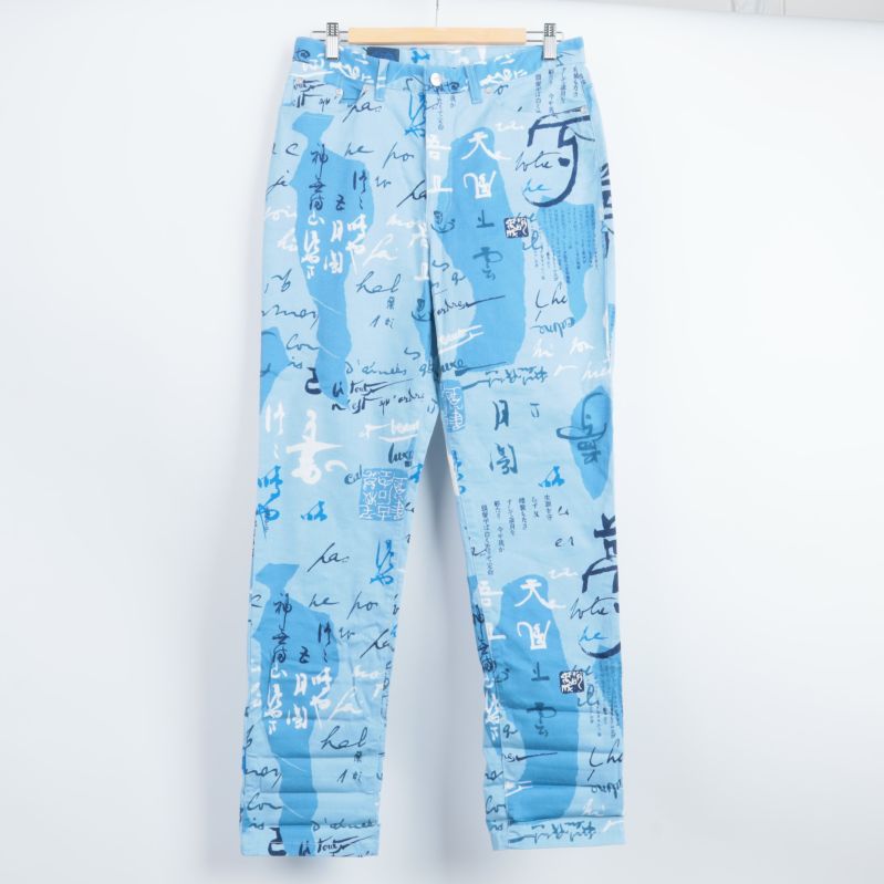 Blå jeans med textmönster, framifrån