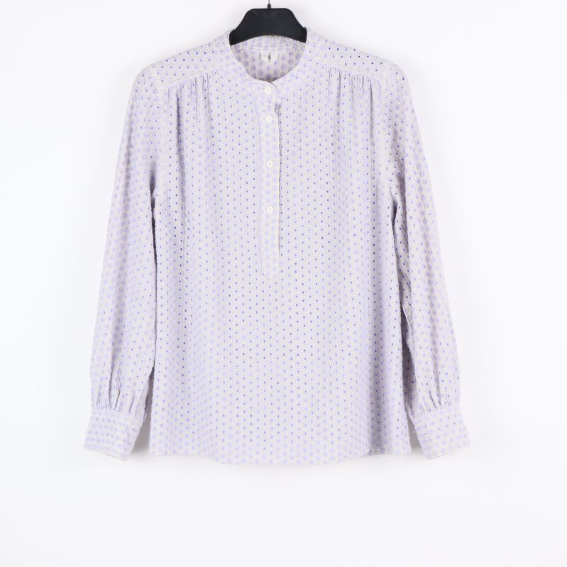 Framifrån av blus med blommönster
