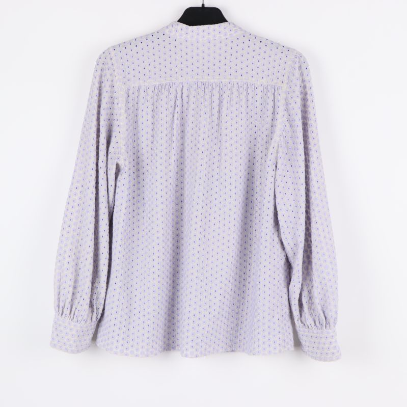 Blus med blommönster, bakifrån