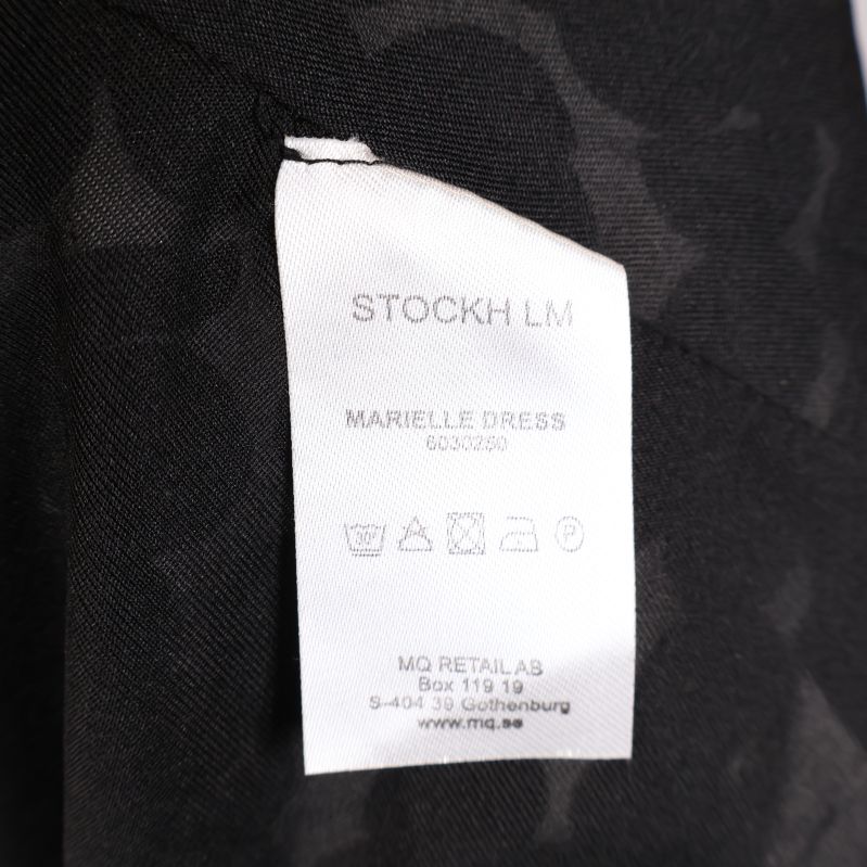 Inre klänningens etikett med materialinformation