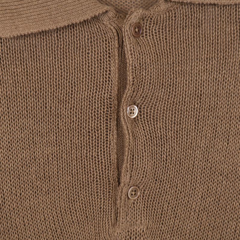 Närbild av halslinning med knappar på khaki linnepiké