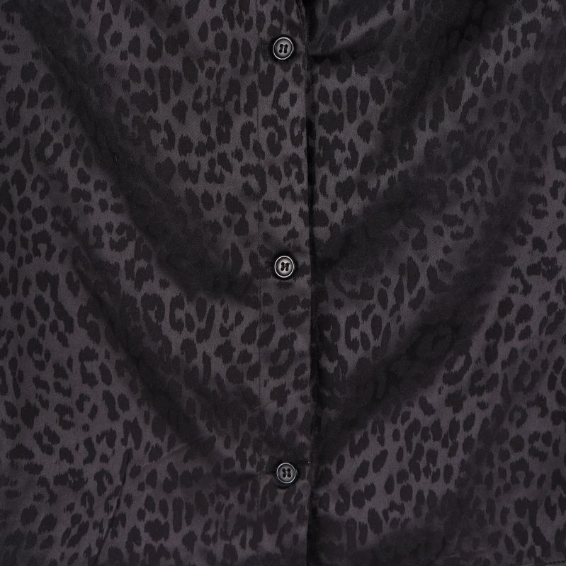 Närbild på leopardmönstret och na