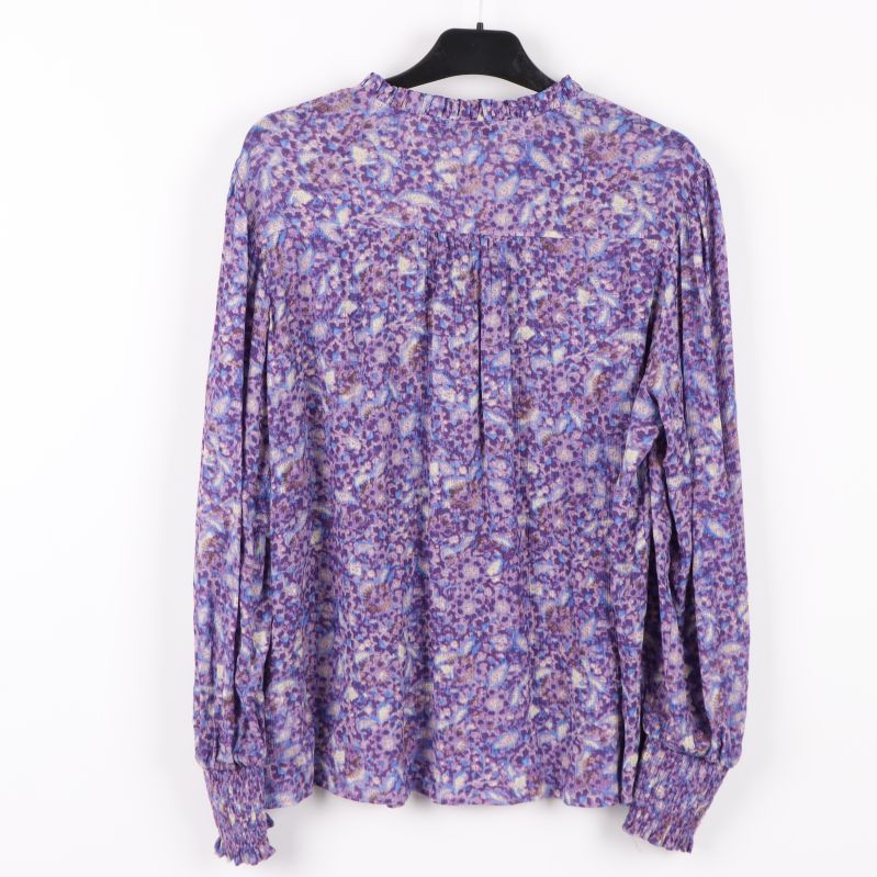 Baksida av blommig blus med veckdetaljer