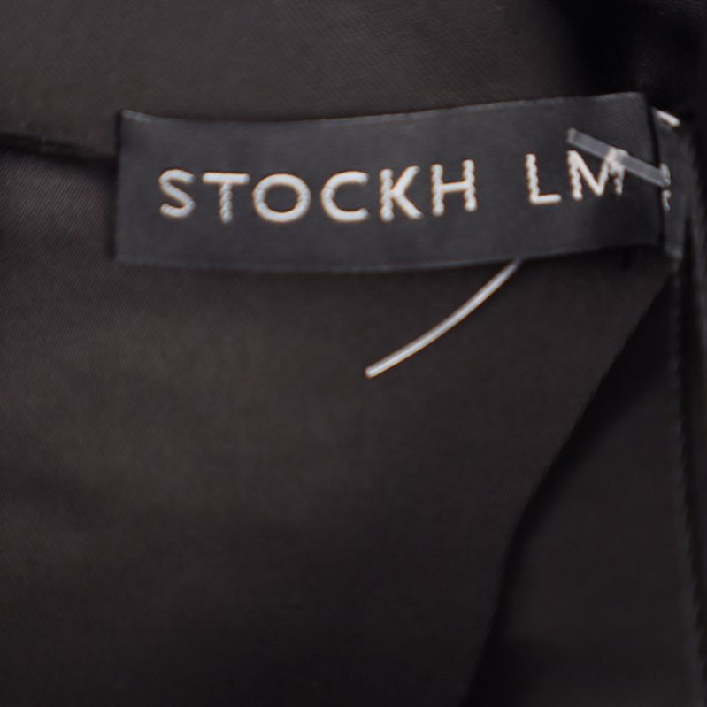 Svart etikett med text: Stockh LM på 