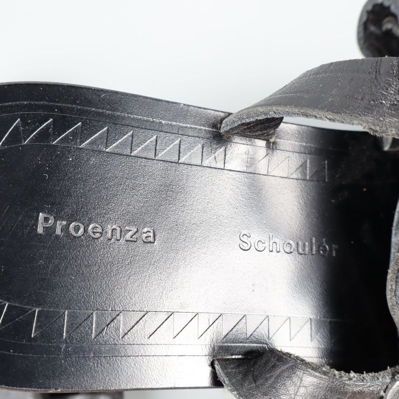 Proenza Schouler, inristad text i lädersandalen