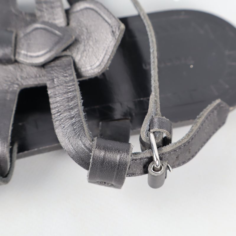 Närbild av justerbart spänne på sandalen