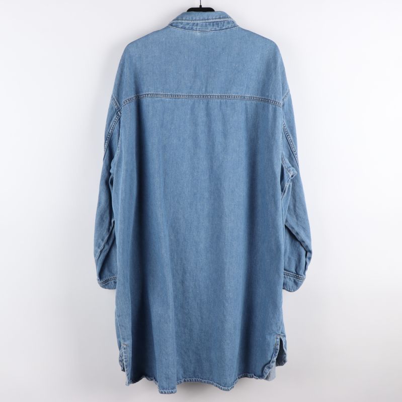 Ljusblå denimskjorta sedd bakifrån