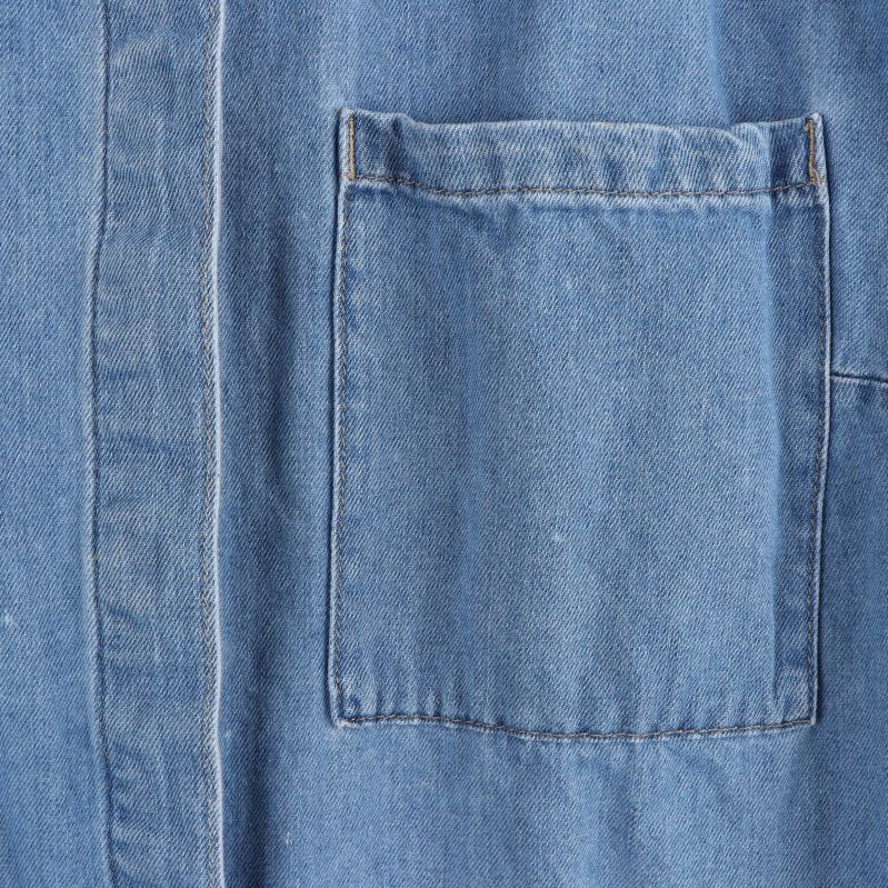 Närbild på denimskjortans bröstficka